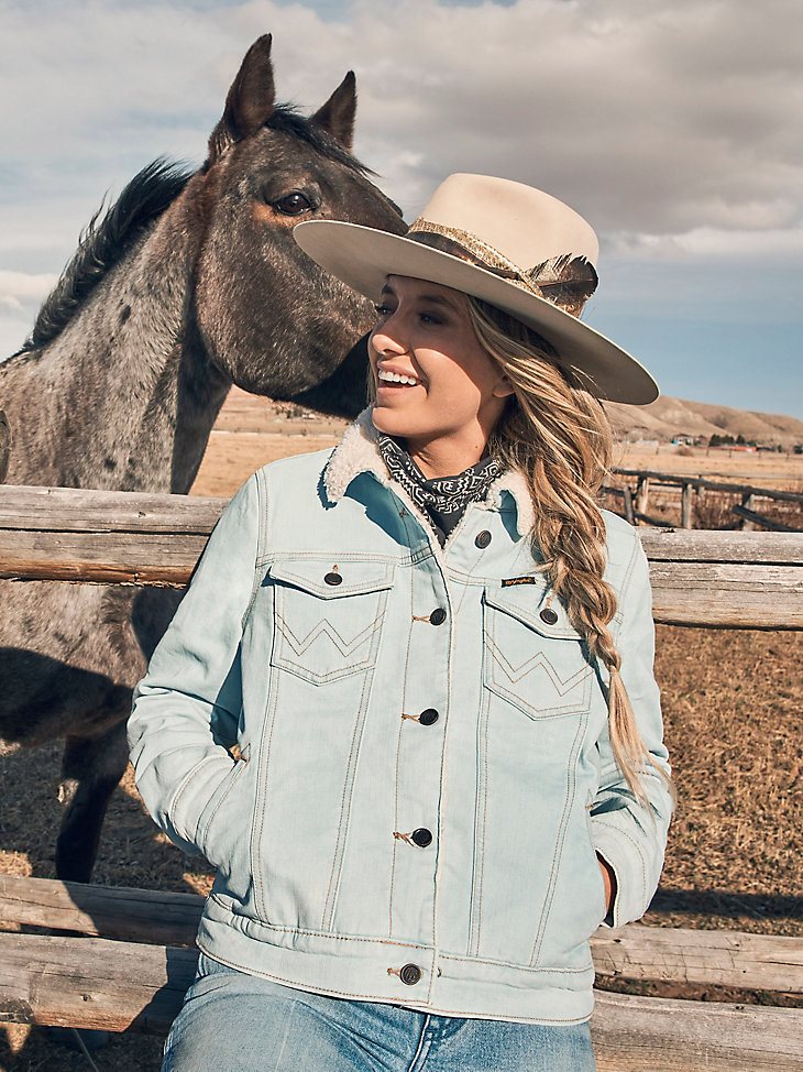 Women's Wrangler Retro Sherpa Lined Western Denim Jacket in Bleached Denim