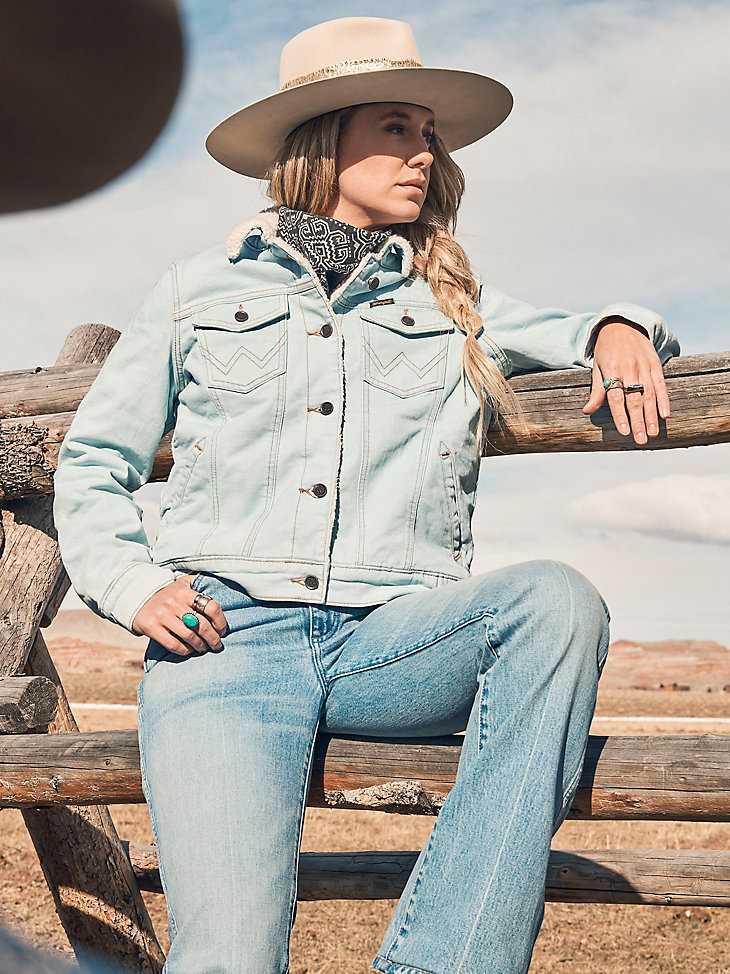 Women's Wrangler Retro Sherpa Lined Western Denim Jacket in Bleached Denim